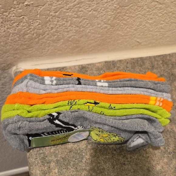 The Grinch Women's Gray Orange Green Soft Cushion Socks 6 Pairs Nwt - Picture 2 of 3